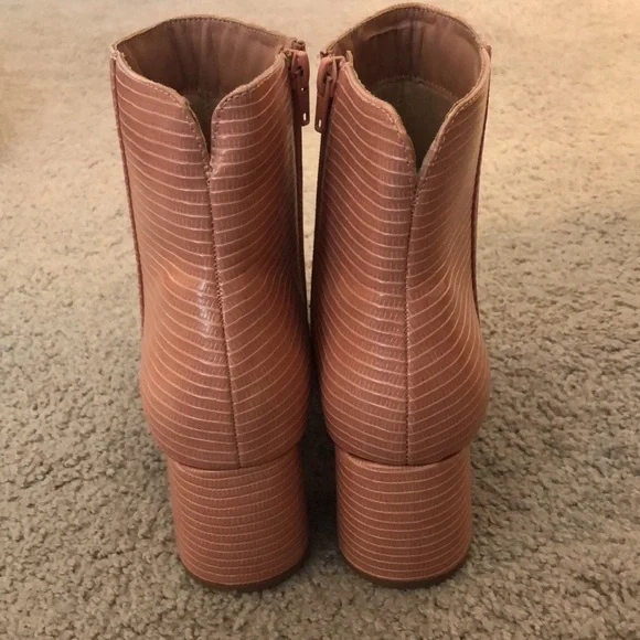 NWOT Blush Faux Crocodile Chinese Laundry ankle boots 2 1/2” heel - Picture 3 of 5